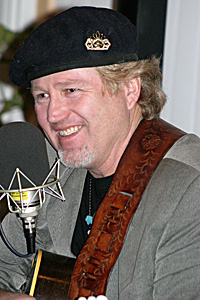 Dan Stevens, flash photo